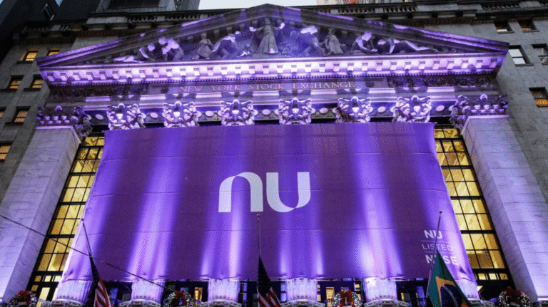 Logo do Nubank na bolsa de valores de Nova York REUTERS/Brendan McDermid