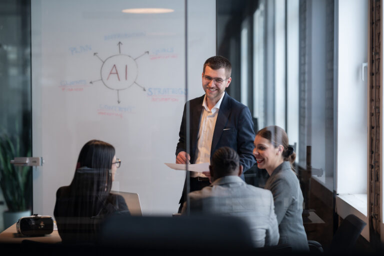 profissionais de marketing em uma sala fazendo reunião sobre inteligência artificial
